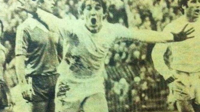 Poli Rincón, pichichi con el Betis, en su primer gol con el Real Madrid, en 1979