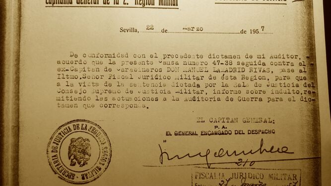 Petición de informe al fiscal militar sobre indulto para el excapitán de Carabineros Lamadrid (1957)