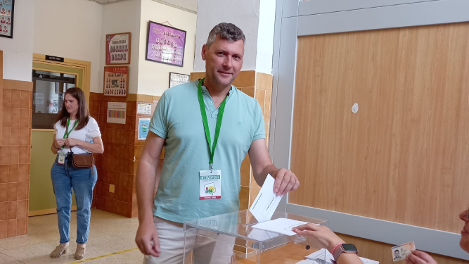 Fran Gómez deposita su voto en la urna.