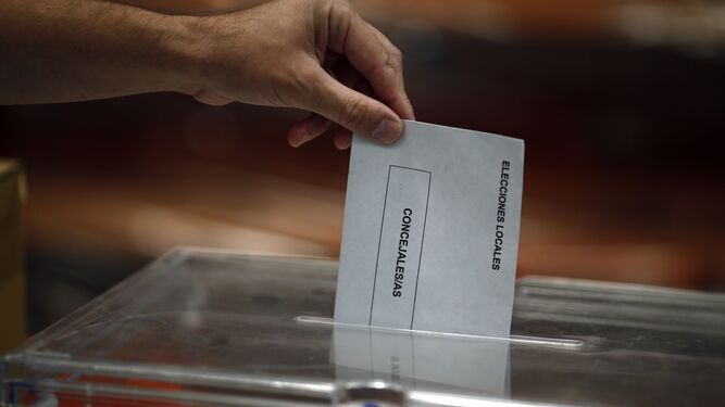 Una persona introduce su voto en la urna