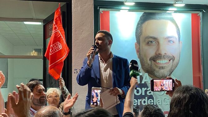 Antonio González, a las puertas de la sede del PSOE, agradece el respaldo logrado.