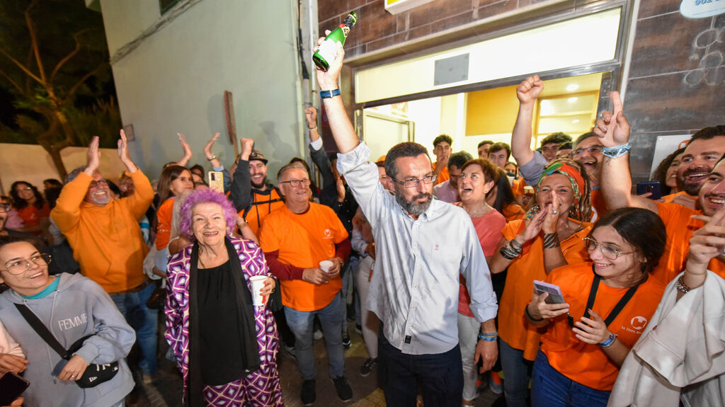 Fotos de la victoria de Juan Franco en las elecciones municipales de La L&iacute;nea 2023