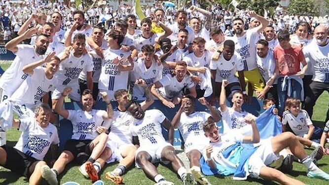 El Marbella, que competirá con la Balona, celebra su ascenso a Segunda Federación