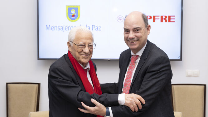 Padre Ángel, presidente de Mensajeros de la Paz, y José Manuel Inchausti, vicepresidente de Mapfre y CEO de la compañía en Iberia, sellan el acuerdo.