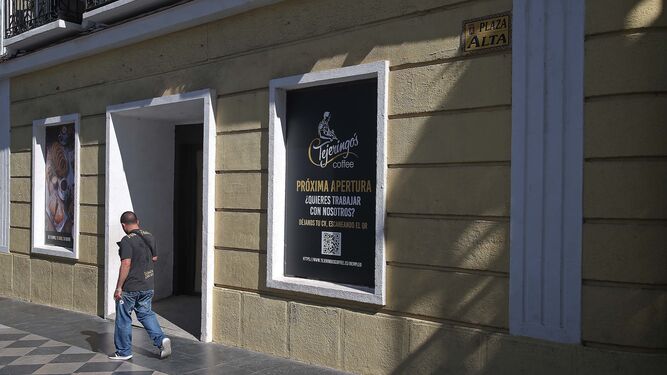 Cartel que anuncia la próxima apertura de Tejeringo's Coffee en la Plaza Alta de Algeciras.