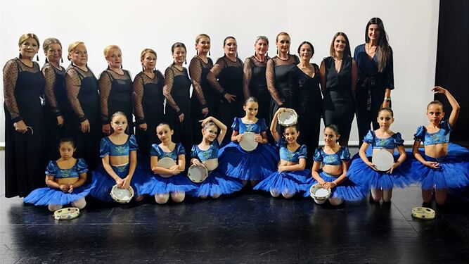 las alumnas de la clase de danza, en el Teatro Municipal Florida.