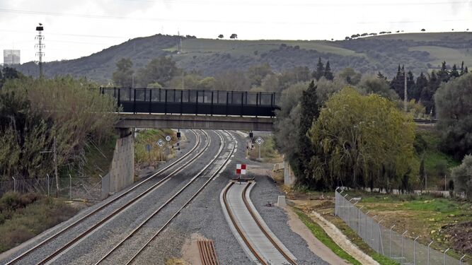 Las vías del ferrocarril a su paso por San Roque.