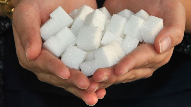 Trozos de azúcar recogidos con las manos en forma de corazón