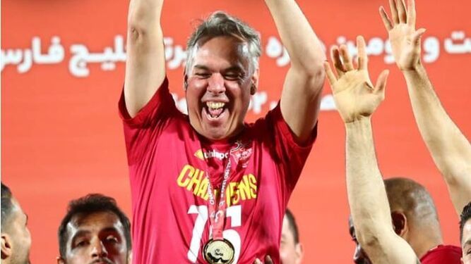 Pepe Losada celebra el título de liga con el Persépolis