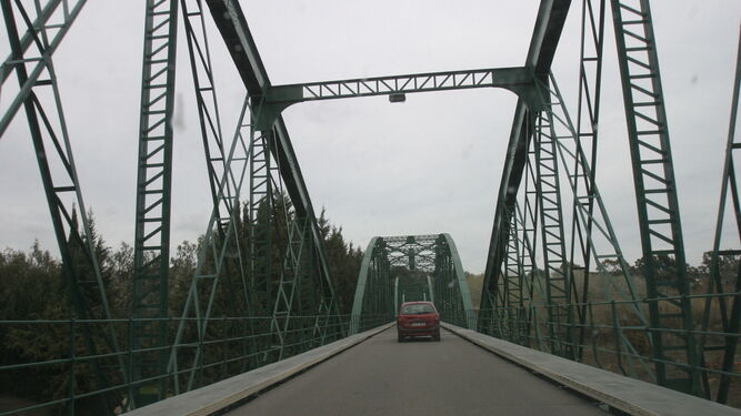 Imagen de archivo del puente de hierro del río Guadiaro.