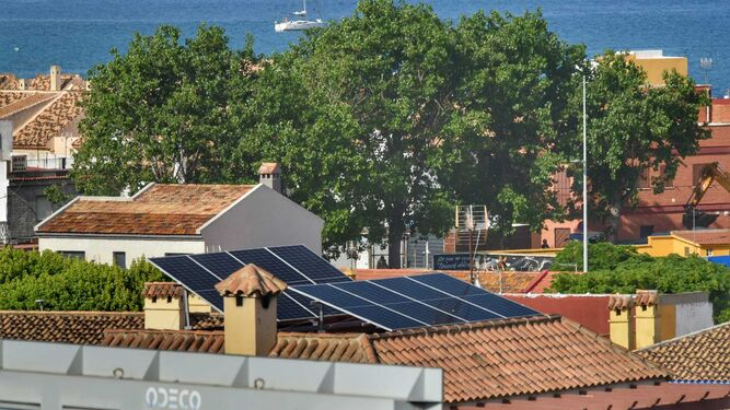 Placas solares instaladas en una vivienda de Algeciras.