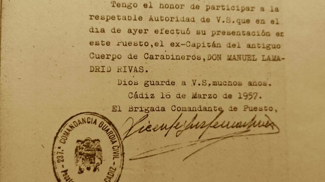 Oficio de la Guardia Civil de Cádiz dando cuenta de la presentación del excapitán de Carabineros Lamadrid (1957).