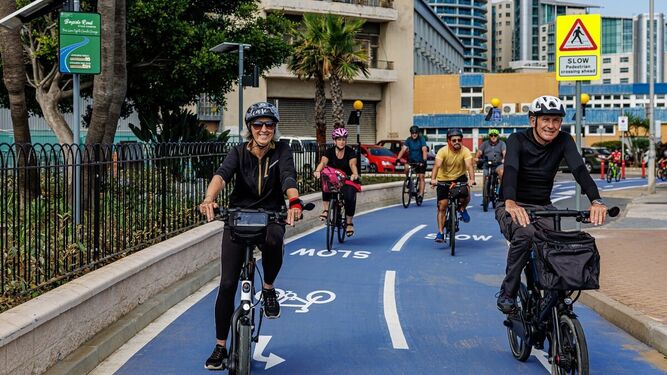 Varios ciclistas por el nuevo carril bici de Gibraltar.