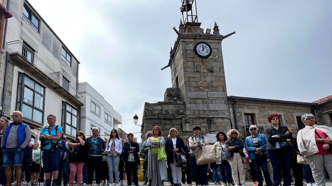 Concentración en plaza del Reloj de A Guarda (Pontevedra) en repulsa por el crimen machista de Ana Vanesa S. P..