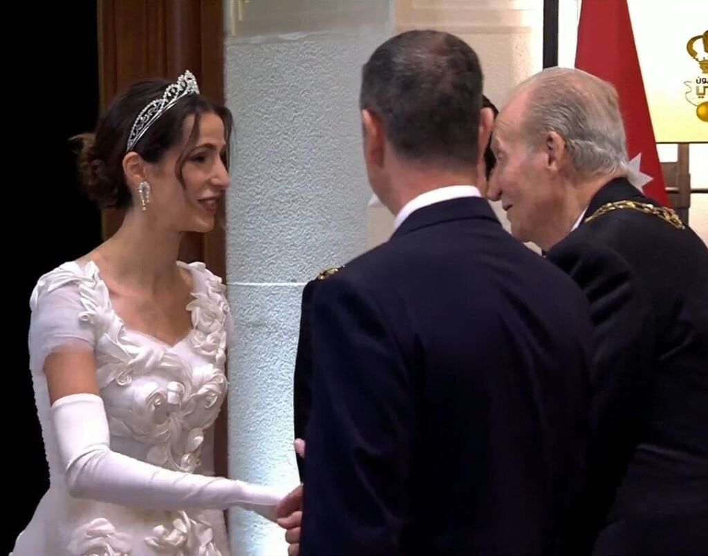 La princesa jordana Rajwa, con su vestido de fiesta, saluda a don Juan Carlos