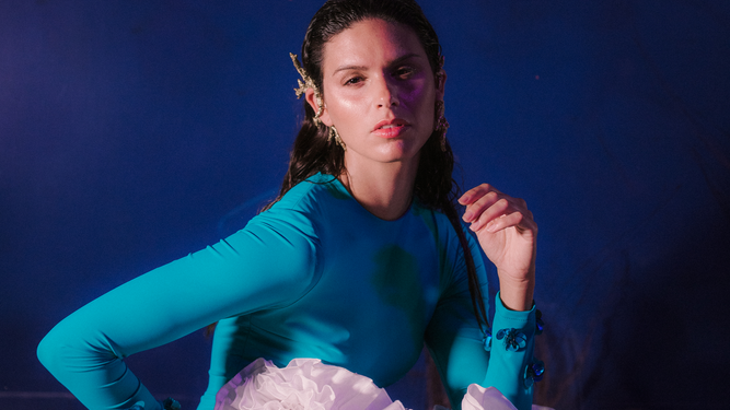 La modelo Ana Hernández, de Go! Eventos y Comunicación, posa con el traje de flamenca sostenible diseñado por Johanna Calderón en el Acuario de Sevilla.