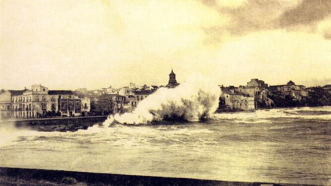 Efectos del temporal del año 1925 sobre el paseo de la Marina.