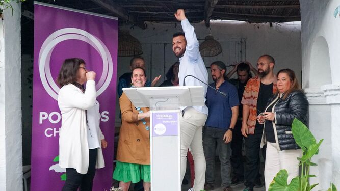 El número 1 de la lista de Podemos Chiclana, Carlos Fernández, durante la presentación de su candidatura.