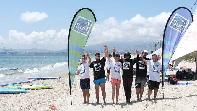Jóvenes disfrutan en Los Barrios en el  EDP Surf for Tomorrow
