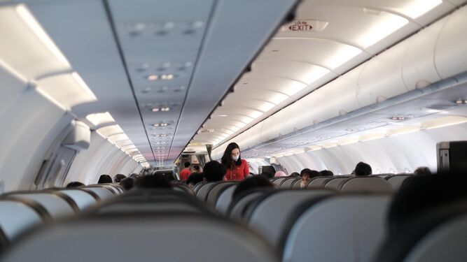 Interior de la cabina de un avión.