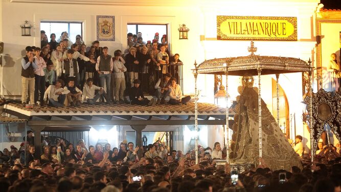 La Virgen del Rocío, a las puertas de la Hermandad de Villamanrique esta pasada romería.