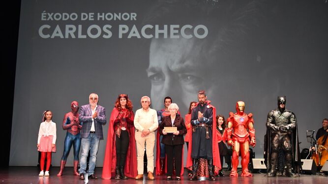 Los padres de Carlos Pacheco, con el premio 'Éxodo de honor'.