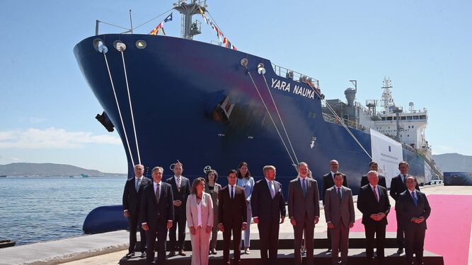 Los reyes Felipe VI y Guillermo Alejandro, junto al resto de autoridades, ante el buque Yara Nauma que prestará servicio al corredor de hidrógeno verde de Cepsa.