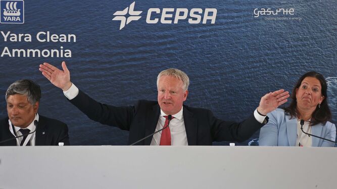 El consejero delegado de Cepsa, Maarten Wetselaar, gesticula durante la presentación del corredor marítimo de hidrógeno verde.