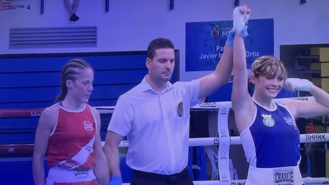 El árbitro levanta el brazo de Luna Mairena y la identifica como ganadora de la semifinal
