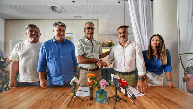 Pepe Santos y Jorge Benítez firman el pacto de gobernabilidad para el Ayuntamiento de Tarifa.
