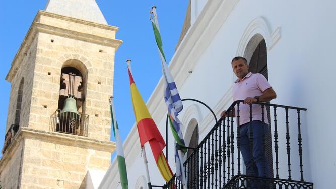Juan Bermúdez en el balcón del Ayuntamiento.