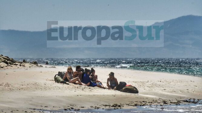 Un grupo acampa en la playa nudista de El Chorrito, este viernes.