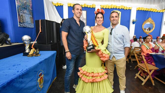 Ganadores del torneo fútbol siete para aficionados de la Feria Real de Algeciras junto a la reina juvenil, en la caseta municipal.