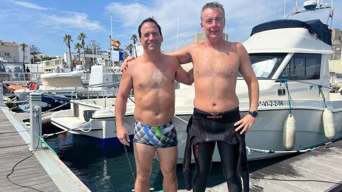 Los dos nadadores, este martes en Tarifa.