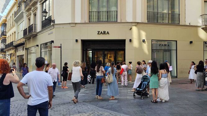 Colas en la puerta de una tienda de Zara en Sevilla antes de que abran las puertas el primer día de rebajas.