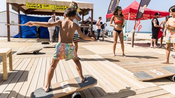 Un niño participa en una de las actividades organizadas en la playa de Camposoto para celebrar el Día Internacional del Surf.