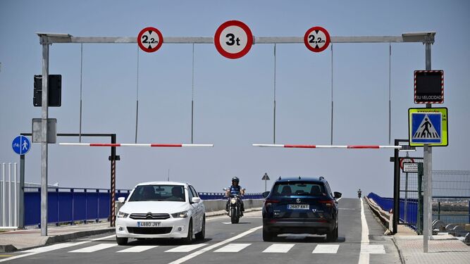Vehículos circulan por el Puente Sifón de Huelva.