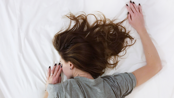 Cinco trucos que pueden ayudar a dormir en las noches de más calor