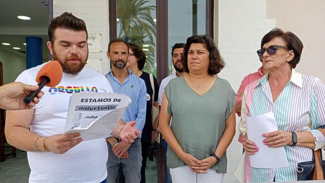 La alcaldesa de Sanlúcar, Carmen Álvarez, y el presidente de Personas, Luis Gálvez, leyeron este miércoles un manifiesto con motivo del Día Internacional del Orgullo LGTBIQ+.