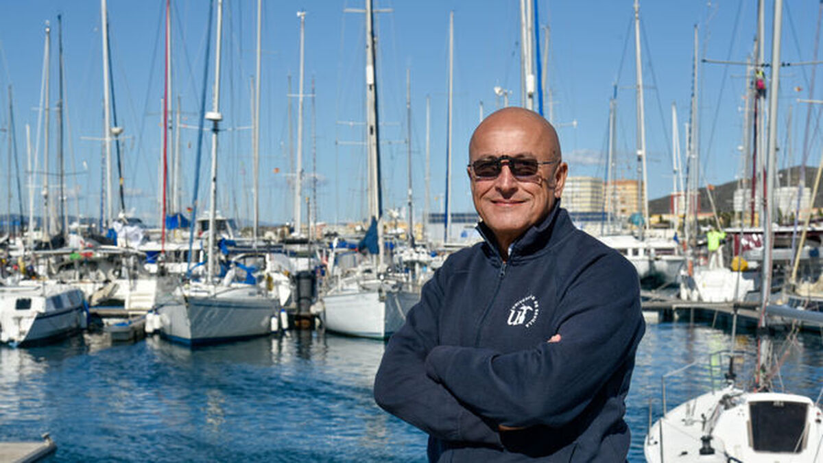 José Carlos García en el puerto deportivo de Alcaidesa Marina, en La Línea, su ciudad natal.