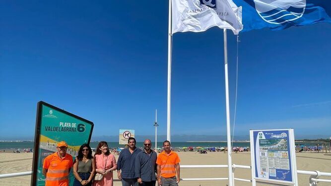 El acto central de izada de banderas azules se ha realizado en la playa de Valdelagrana.