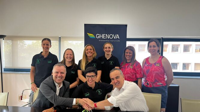El CEO de Ghenova, Paco Cuervas, con el equipo de rugby femenino.