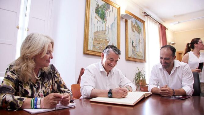 El consejero de Presidencia, Antonio Sanz, la delegada en Cádiz, Mercedes Colombo y el alcalde Mario Casillas.