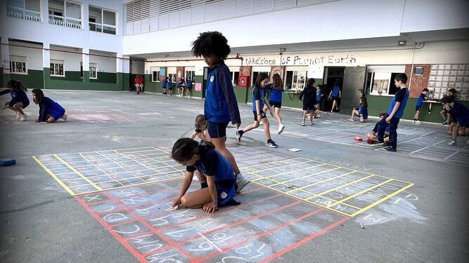 El patio ABN, donde los alumnos de Los Pinos practican matemáticas en el recreo.