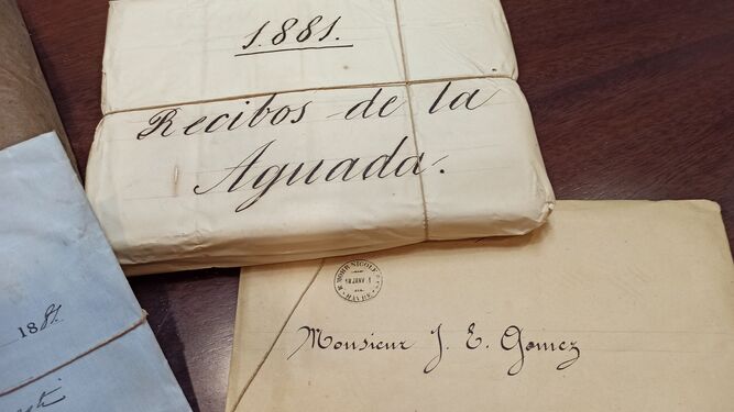 Grupos de cartas y documentos organizados temáticamente en el Archivo Provincial.