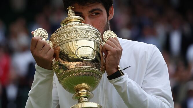 Alcaraz besa el trofeo de campeón de Wimbledon.