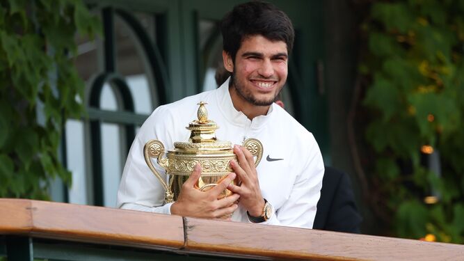 Carlos Alcaraz, feliz con el trofeo dorado de Wimbledon.