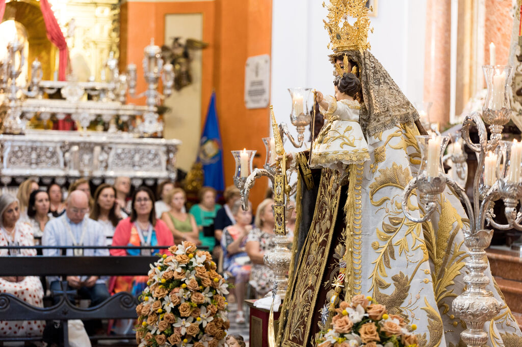 Las im&aacute;genes de la funci&oacute;n y el besamanos a la Virgen del Carmen en San Fernando