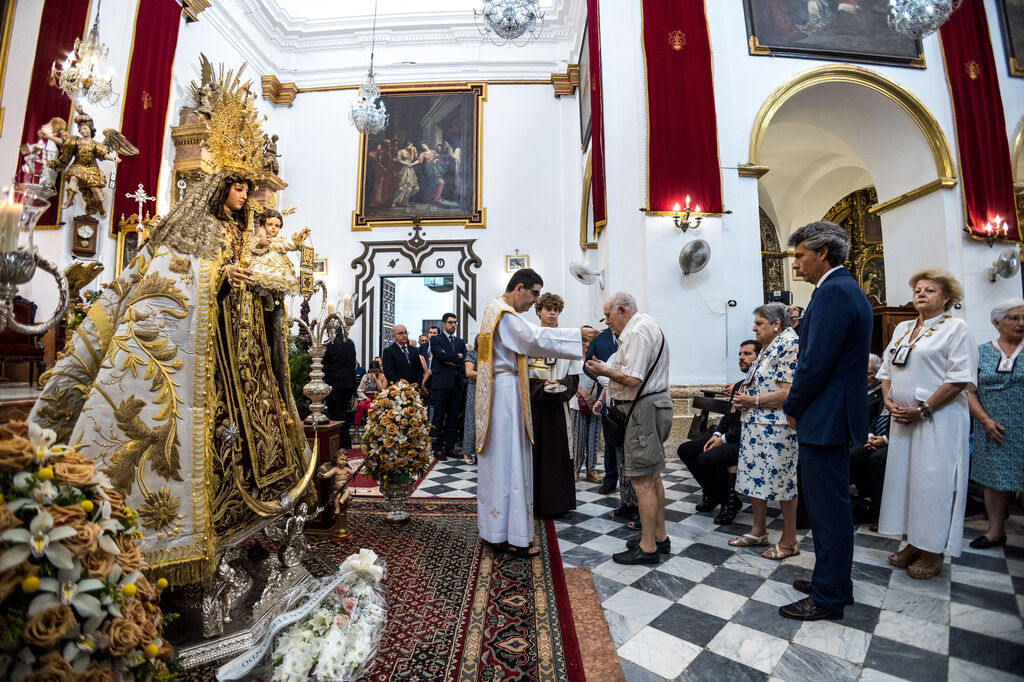 Las im&aacute;genes de la funci&oacute;n y el besamanos a la Virgen del Carmen en San Fernando