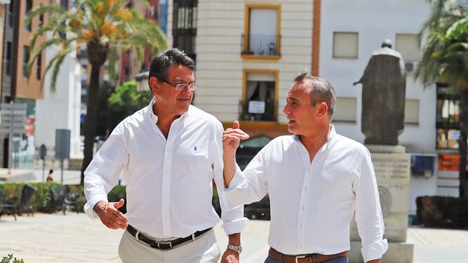 Rafael Segovia y Tomás Fernández caminan por la Plaza de San Pedro.